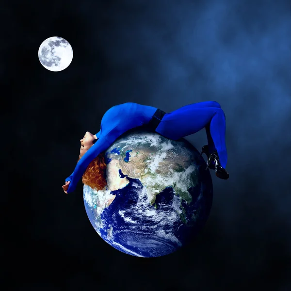 Femme en bleu dormant sur la planète dans l'espace . — Photo
