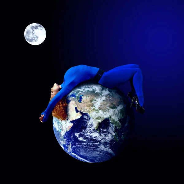 Kvinnan i blå sova på planet i rymden. — Stockfoto