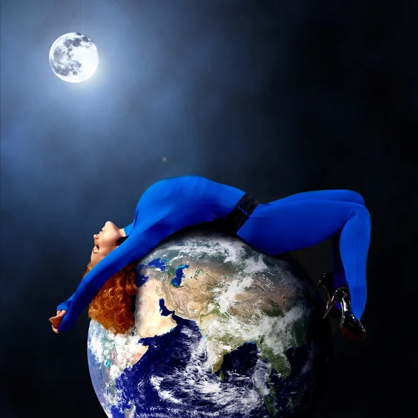 푸른 공간에서 행성에 자 고 있는 여자. — 스톡 사진