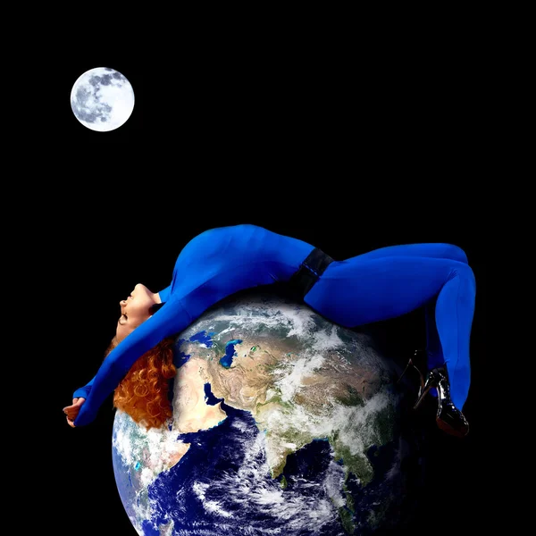 Mulher de azul dormindo no planeta no espaço . — Fotografia de Stock