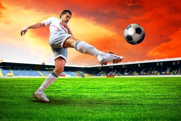 Felicità calciatore dopo gol sul campo di spirito stadio — Foto Stock