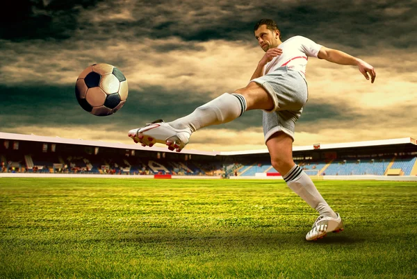 Lycka fotbollsspelare efter mål på området för stadium wit — Stockfoto