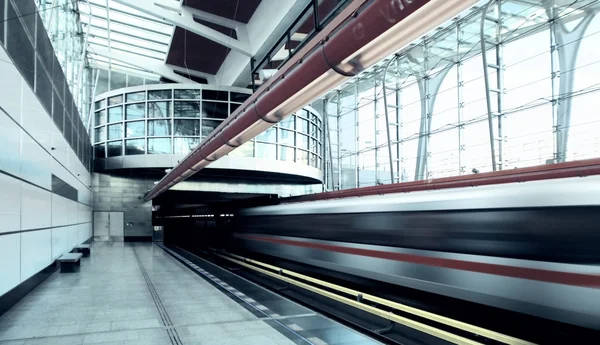 Träna på hastighet i järnvägsstation — Stockfoto