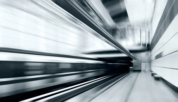 Comboio em velocidade na estação ferroviária — Fotografia de Stock