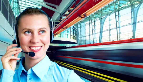 Businesswomen and train on speed in railway station — Stock Photo, Image