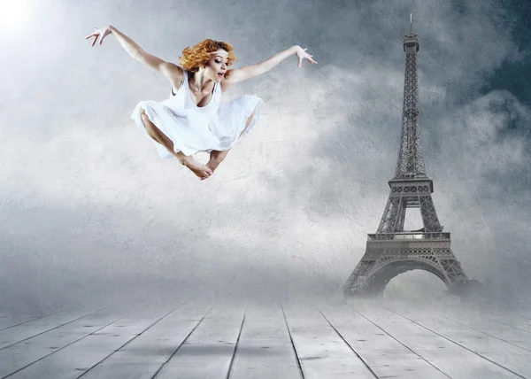 Mulher dançarina sentado posando no fundo da torre Eifel — Fotografia de Stock