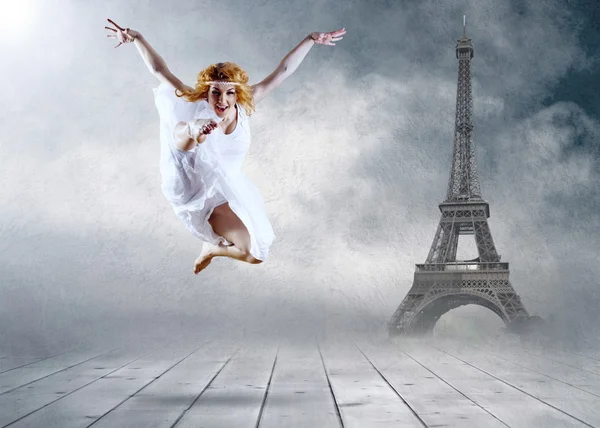 Žena tanečnice sedací pózuje na pozadí eifel tower — Stock fotografie