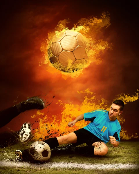 Jugador de fútbol en llamas de fuego en el campo al aire libre —  Fotos de Stock