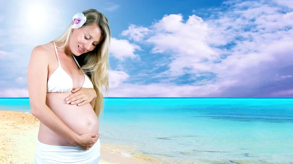 Felicidad mujeres embarazadas en el blanco en la soleada playa tropical —  Fotos de Stock