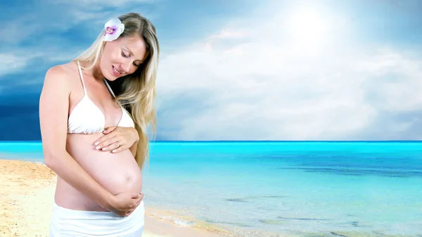 Štěstí těhotné ženy v bílém na slunném tropické beac — Stock fotografie