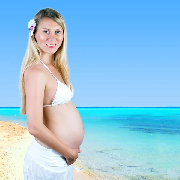 Έγκυες γυναίκες την ευτυχία στο λευκό για το ηλιόλουστο τροπικό beac — Φωτογραφία Αρχείου