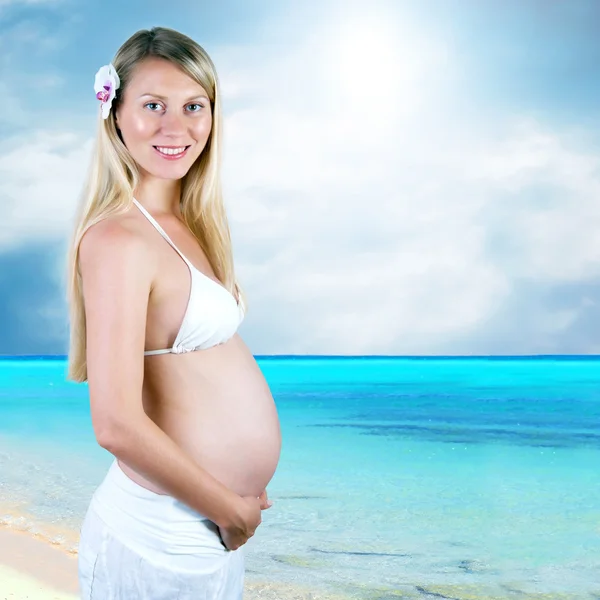 Felicidade mulheres grávidas no branco no beac tropical ensolarado — Fotografia de Stock