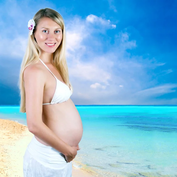 Lycka gravida kvinnor i vitt på soliga tropisk strand — Stockfoto