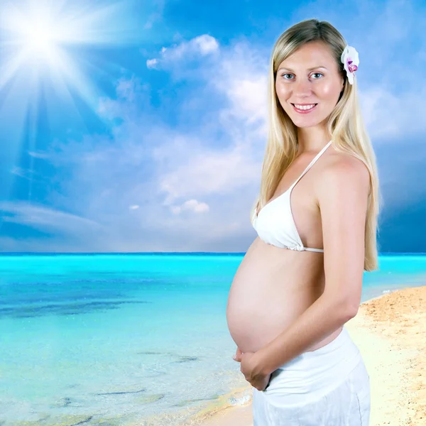 Szczęście kobiety w ciąży w biały słoneczny tropikalny Poseidon — Zdjęcie stockowe