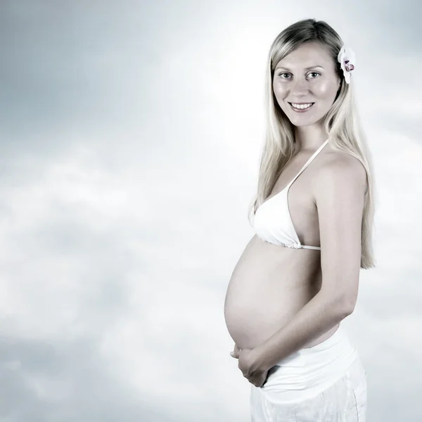 Счастье беременных женщин в белом — стоковое фото