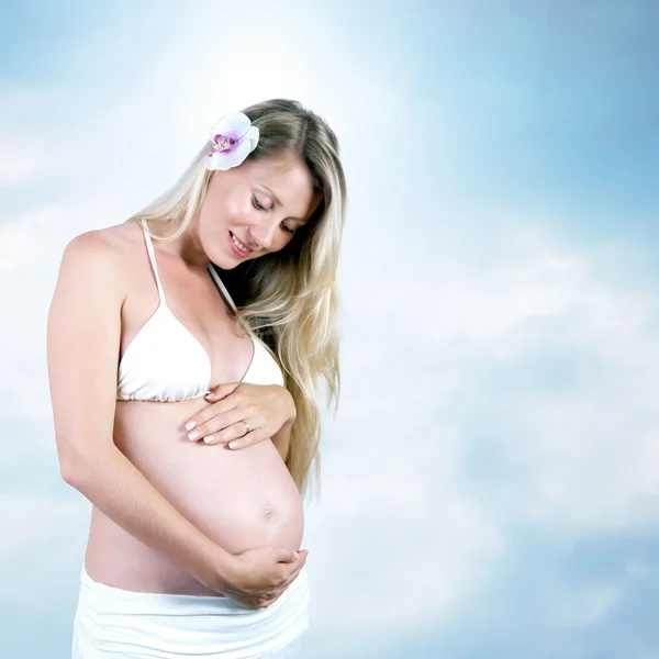 白い幸せ妊娠中の女性 — ストック写真