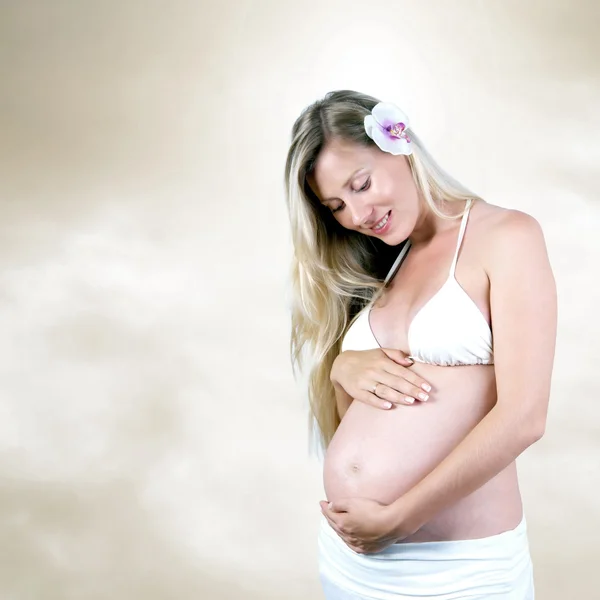 Štěstí těhotné ženy v bílém — Stock fotografie