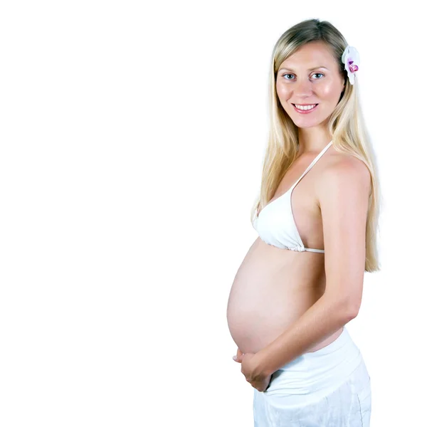 Lycka gravida kvinnor i vitt — Stockfoto