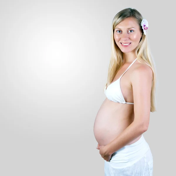 在白色的幸福孕妇 — 图库照片