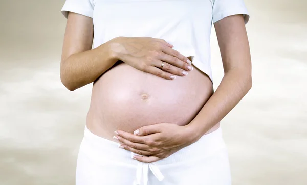 Щастя вагітних у білому — стокове фото
