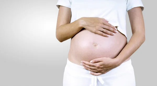 Szczęście kobiety w ciąży w białej — Zdjęcie stockowe