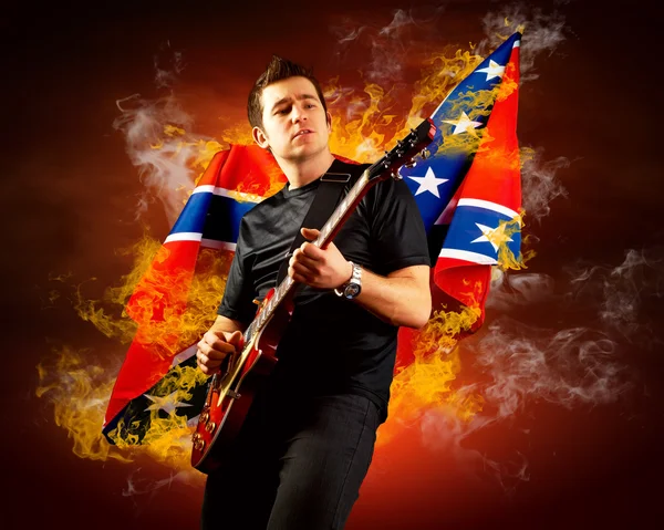 Rockowy gitarzysta grać na gitarze elektrycznej wokół płomieni ognia — Zdjęcie stockowe