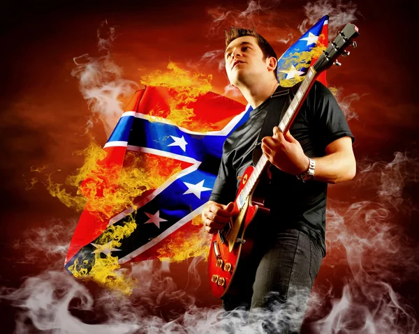 Guitarrista de rock toca en la guitarra eléctrica alrededor de llamas de fuego —  Fotos de Stock