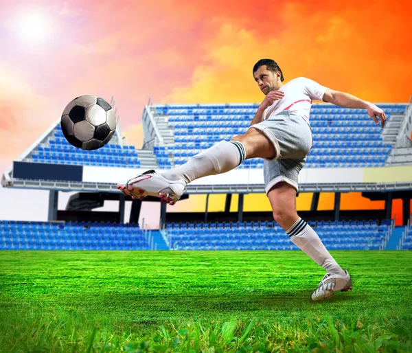 Felicidade jogador de futebol após gol no campo do estádio und — Fotografia de Stock