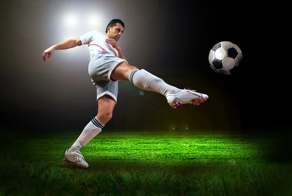 Geluk football speler na doel op het gebied van stadion wit — Stockfoto