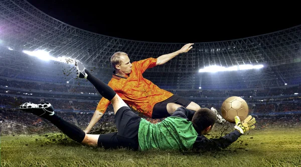 Piłkarz i skok bramkarza na boisku stadionu — Zdjęcie stockowe