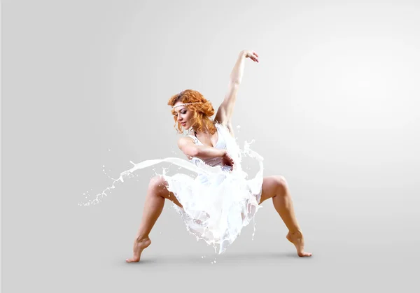 Balerin atlama süt elbise ile — Stok fotoğraf