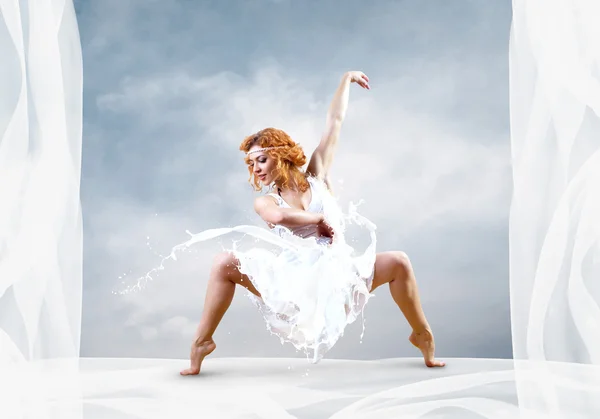 Hoppa av ballerina med klänning av mjölk — Stockfoto