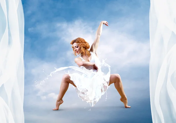 Saute de ballerine avec robe de lait — Photo
