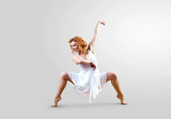 女舞者跳摆在背景上 — 图库照片