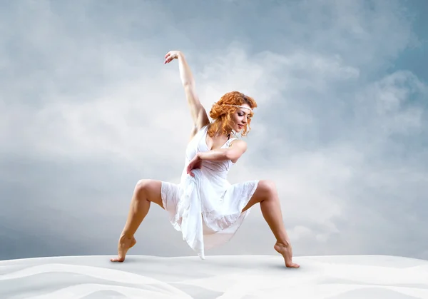 Kobieta tancerz skok pozowanie na tle — Zdjęcie stockowe
