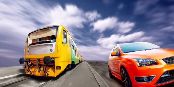 速度で列車とスポーツ車 — ストック写真