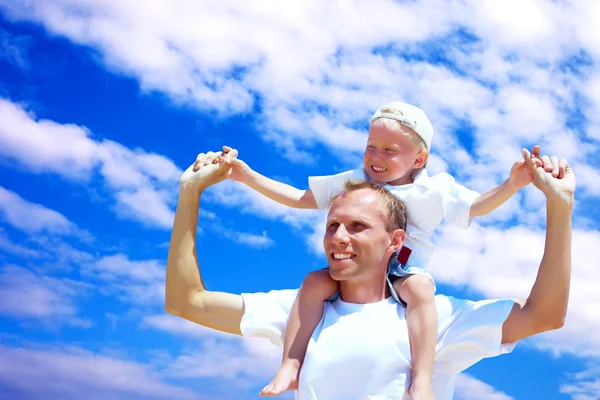 Neşeli baba oğlu gökyüzü karşı atçılık vererek bac — Stok fotoğraf