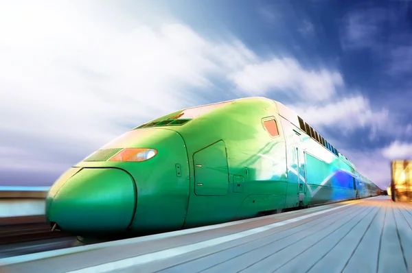 Vysokorychlostní vlak s rozmazání pohybem, venkovní — Stock fotografie