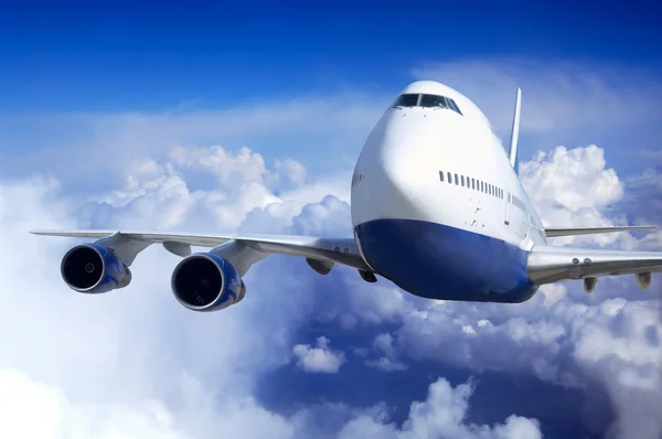 Vliegtuig op vlieg op de hemel met wolken Rechtenvrije Stockfoto's