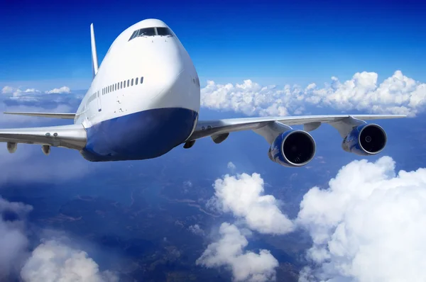 Avião voando no céu com nuvens Imagens Royalty-Free