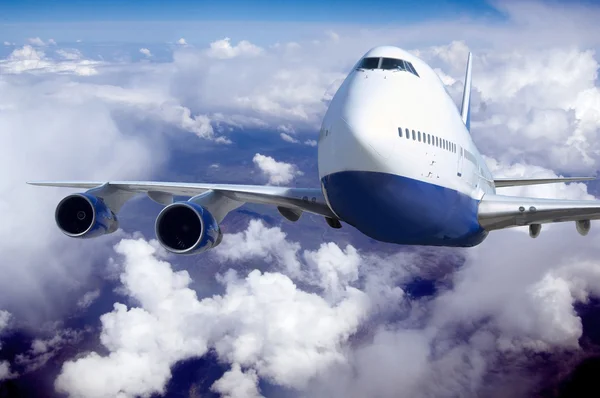 Letadla a letět na oblohu s mraky Stock Snímky
