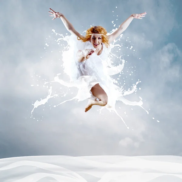 우유의 드레스와 발레리 나의 점프 스톡 이미지