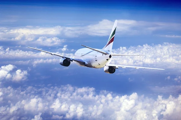 Avião voando no céu com nuvens Imagens De Bancos De Imagens