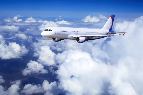 Letadla a letět na oblohu s mraky Royalty Free Stock Obrázky