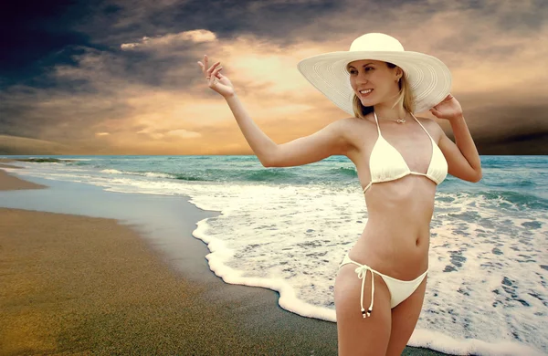 日当たりの良い熱帯のビーチで白の若い美しい女性 — ストック写真