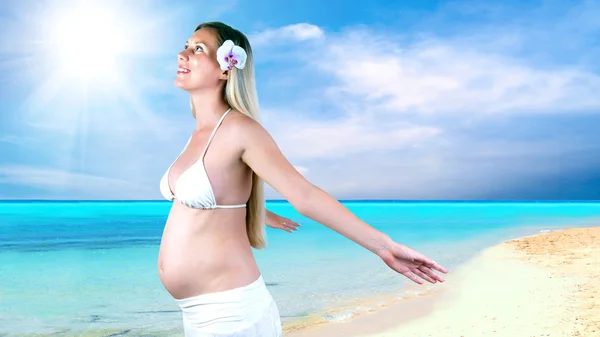 Glück schwangere Frauen in der weißen auf dem sonnigen tropischen Beac Stockbild