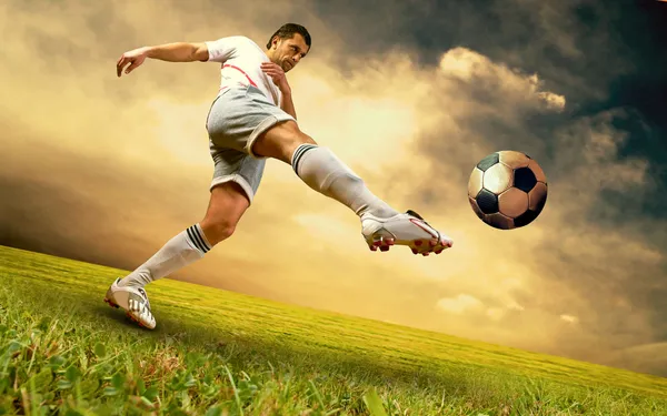 Jugador de fútbol de la felicidad en el campo del estadio olímpico en la salida del sol Imagen de stock