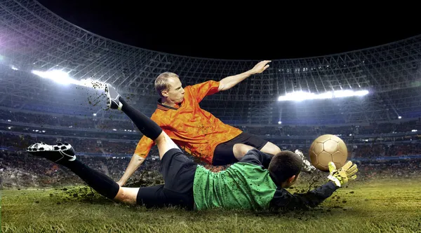 Παίκτης ποδοσφαίρου και το άλμα του τερματοφύλακα, στο πεδίο του γηπέδου ένα Φωτογραφία Αρχείου