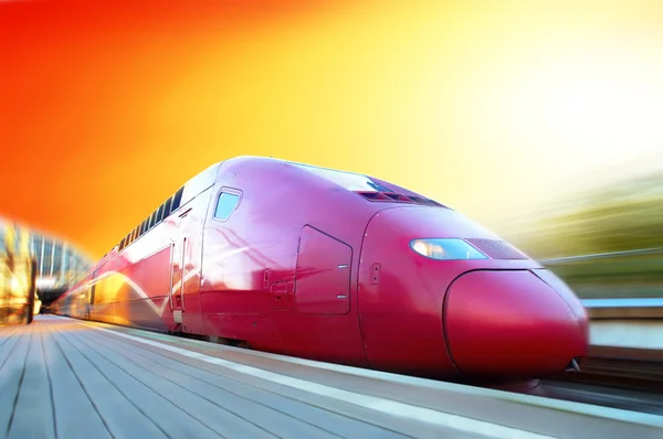 Comboio de alta velocidade com borrão de movimento ao ar livre Fotos De Bancos De Imagens