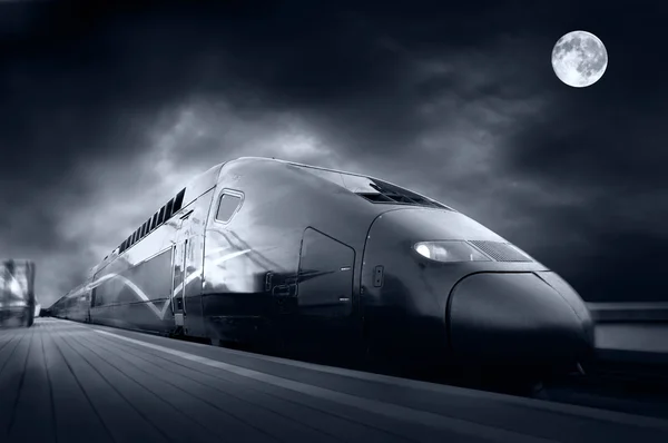 Vysokorychlostní vlak s rozmazání pohybem, venkovní Stock Snímky